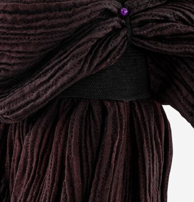 Bordslampa Milagros från Skitso med mörkt, veckat tyg