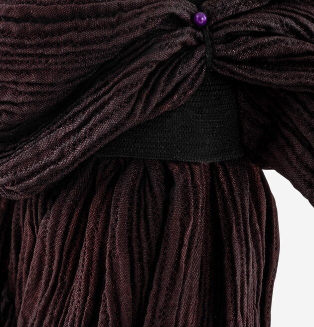 Bordslampa Milagros från Skitso med mörkt, veckat tyg