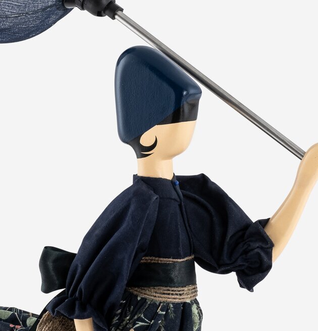 Bordslampa Nezer från Skitso med stiliserad figurdesign