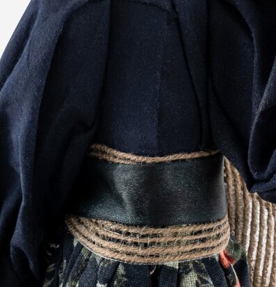 Bordslampa Nezer från Skitso med detaljerad textilbas