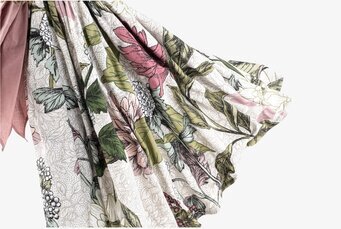 Bordslampa Noufia från Skitso med blommig skärm och rosett