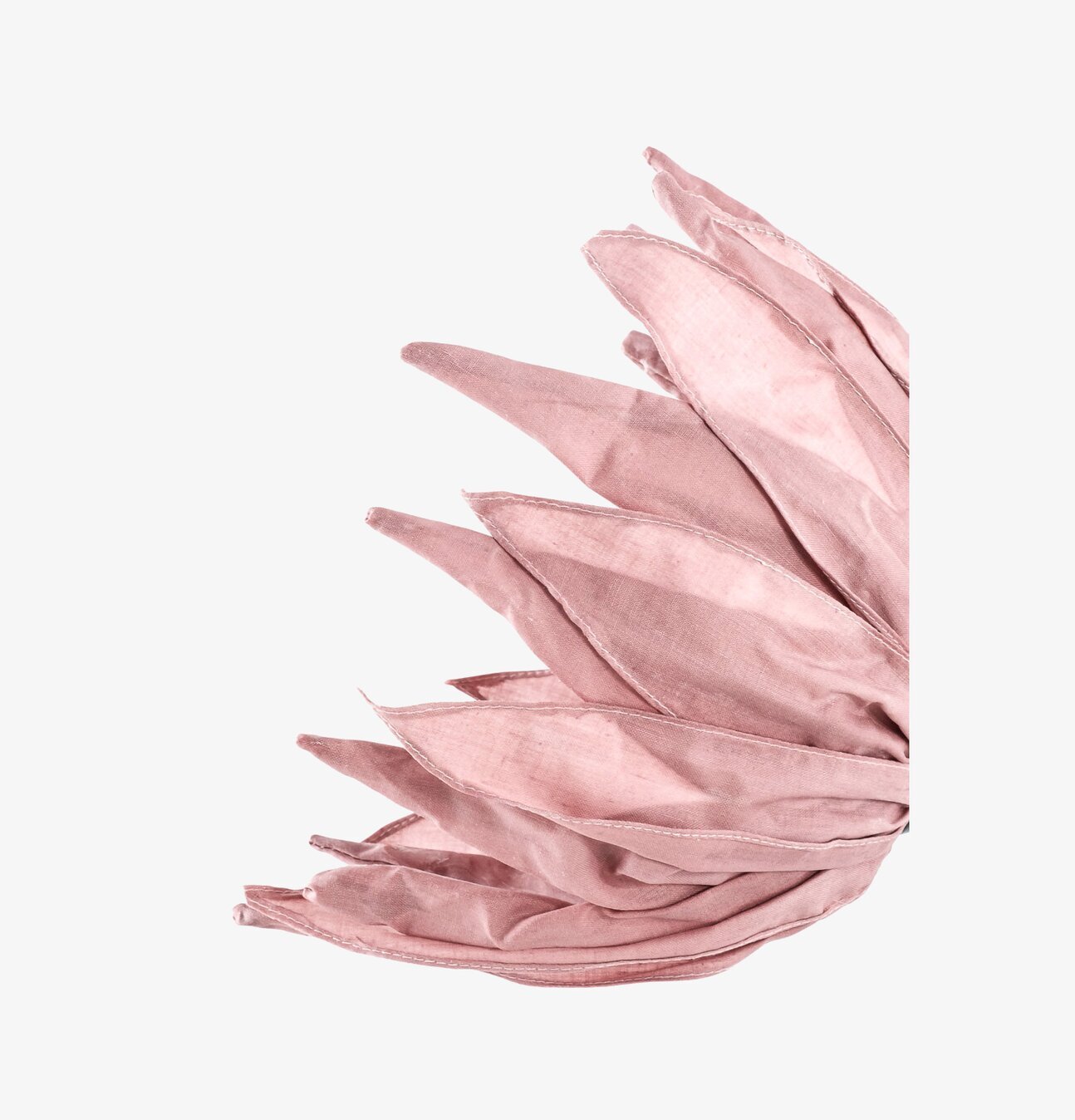 Bordslampa Noufia från Skitso med rosa bladformad skärm