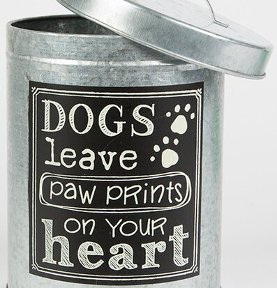 Bild av rund plåtburk med hundtema och känslosamt budskap