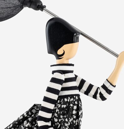 Bordslampa Svok från Skitso med stiliserad figur och kjol