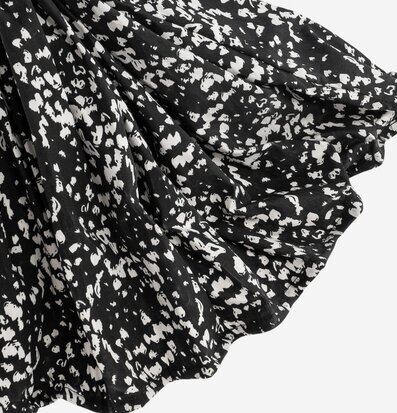 Bordslampa Svok från Skitso med böljande svartvit lampskärm