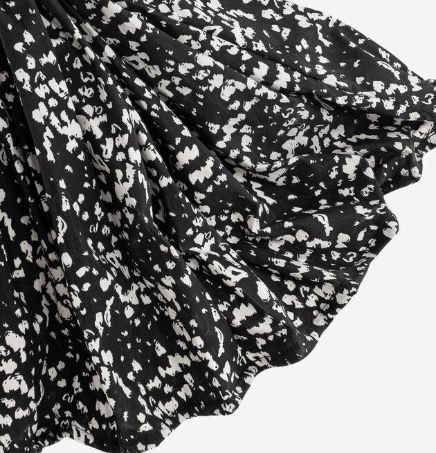 Bordslampa Svok från Skitso med böljande svartvit lampskärm