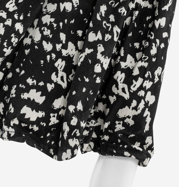 Bordslampa Svok från Skitso med svartvitt mönster