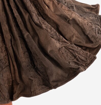 Bordslampa Touyiara från Skitso med brunt texturerat tyg