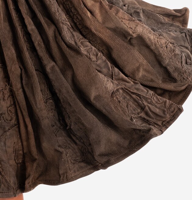 Bordslampa Touyiara från Skitso med brunt texturerat tyg