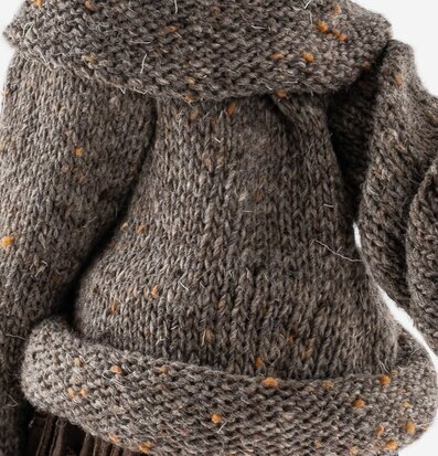 Bordslampa Touyiara från Skitso med handstickad tröja