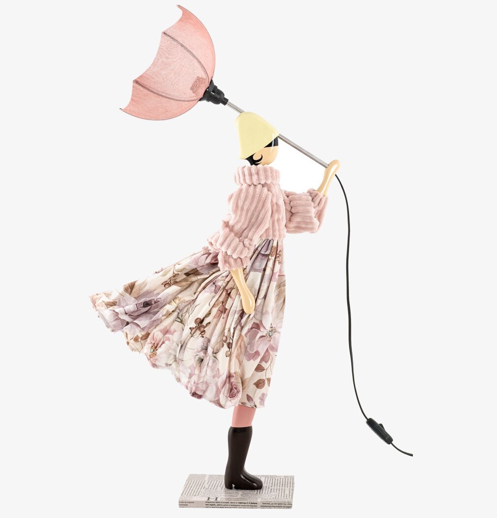 Bordslampa Ririka från Skitso, kvinna med paraply i vinden