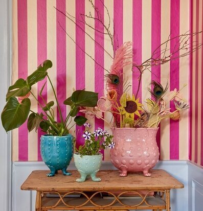 Keramikvas XL Tassar Rosa från Rice på rustikt rottingbord