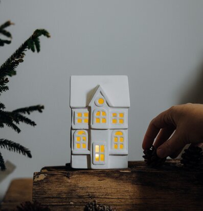 Bild av hemtrevlig ljusstake i harmonisk inredning