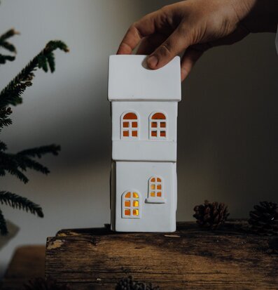 Bild av keramikljusstake med vinterinspirerad design