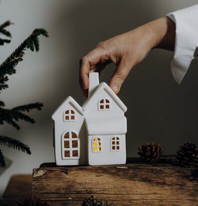 Foto av elegant ljusstake i rustik och hemtrevlig miljö