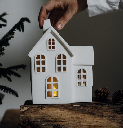 Foto av ljusstake i keramik med naturliga inslag