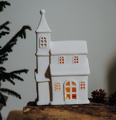 Bild av vit ljusstake i form av ett hus med fönster