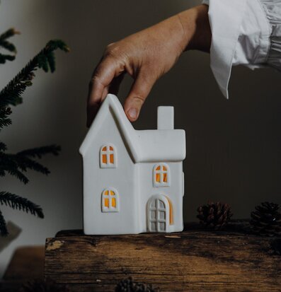 Bild av stilren ljusstake med husdesign och naturdetaljer