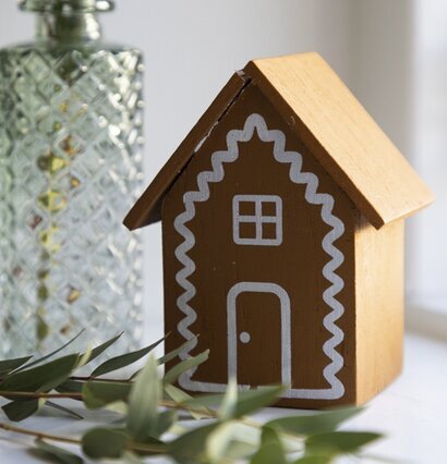 Pepparkakshus från Different Design bredvid grön glasvas