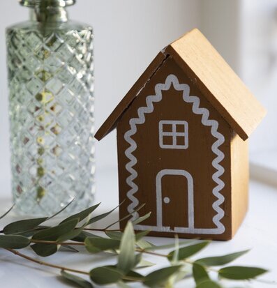 Pepparkakshus från Different Design med glasvas och växt