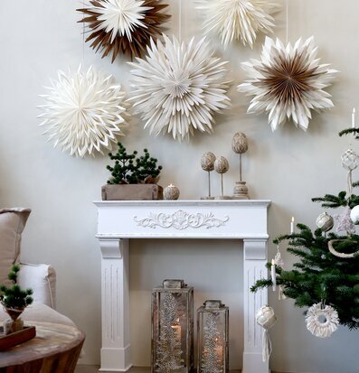 Ljuslykta Antik Creme från Chic Antique framför eldstad