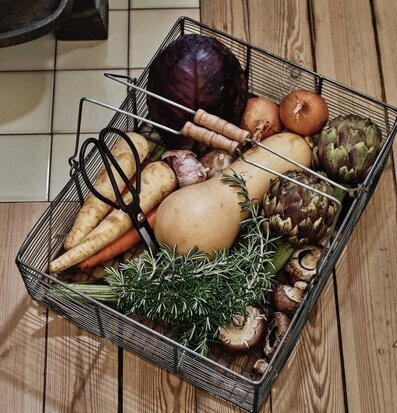 Trådkorg Låg Svart från Strömshaga fylld med grönsaker