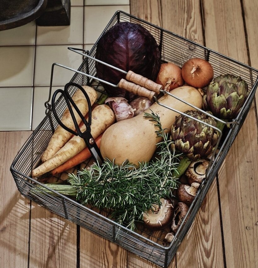 Trådkorg Låg Svart från Strömshaga fylld med grönsaker