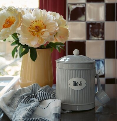 Bild av hemtrevligt kök med vintageinspirerad design