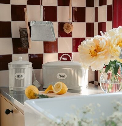 Bild av ett harmoniskt och inbjudande köksutrymme