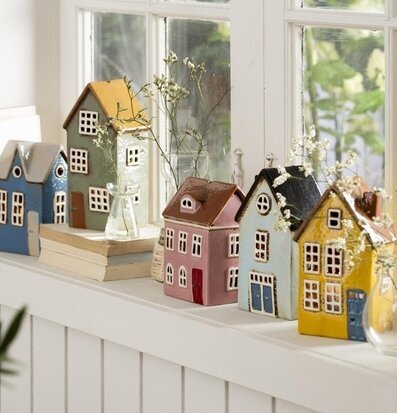 Bild av charmiga keramikhus och ljuslykta i rum