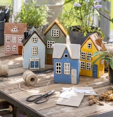 Bild av keramikhus och gröna inslag i harmonisk miljö