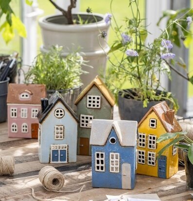 Bild av charmigt och kreativt inrett rum med miniatyrhus