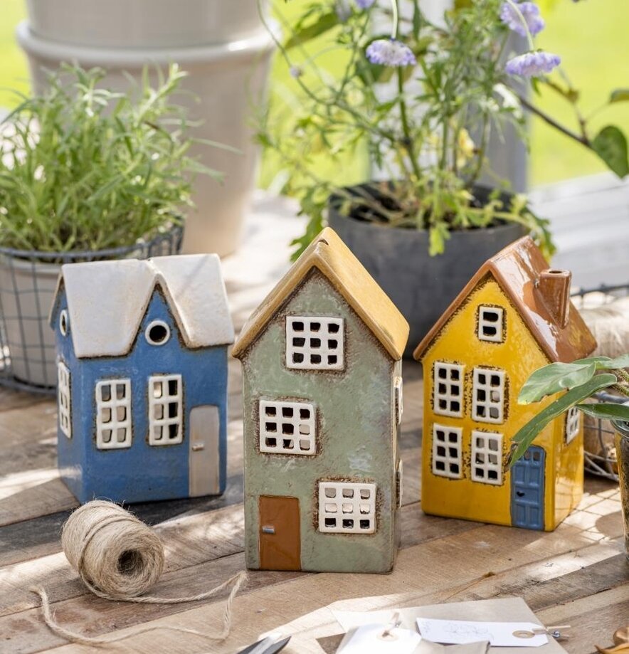 Ljuslykta Nyhavn Gul från IB Laursen på rustikt träbord