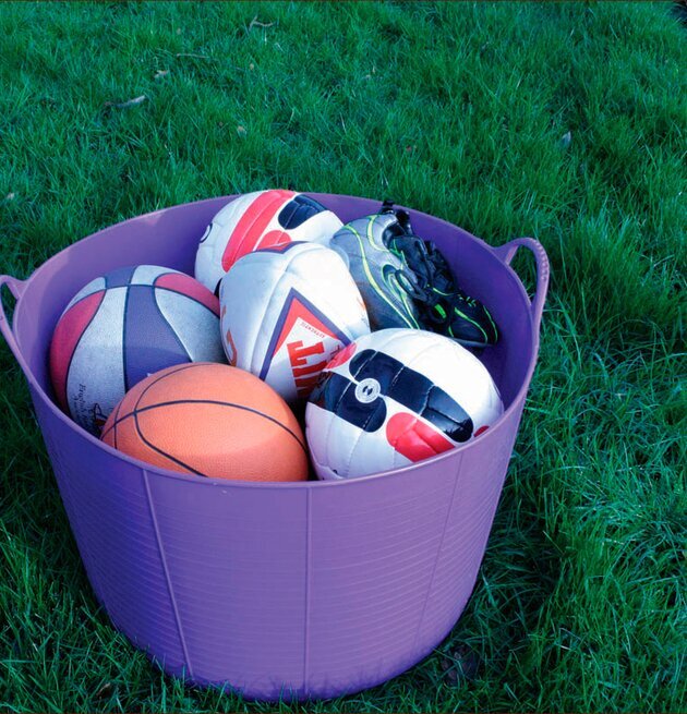 Tubtrugs Förvaringshink Rosa fylld med idrottsartiklar