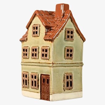 Foto av charmig grön ljuslykta i form av miniatyrhus