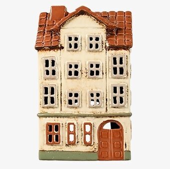 Foto av detaljrik ljuslykta formad som gammalt hus