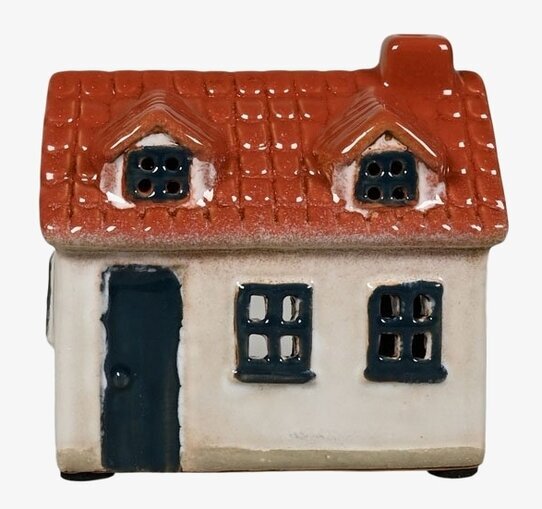 Bild av charmig ljuslykta formad som ett hus