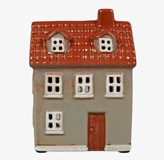 Bild av en charmig ljuslykta i form av ett litet hus