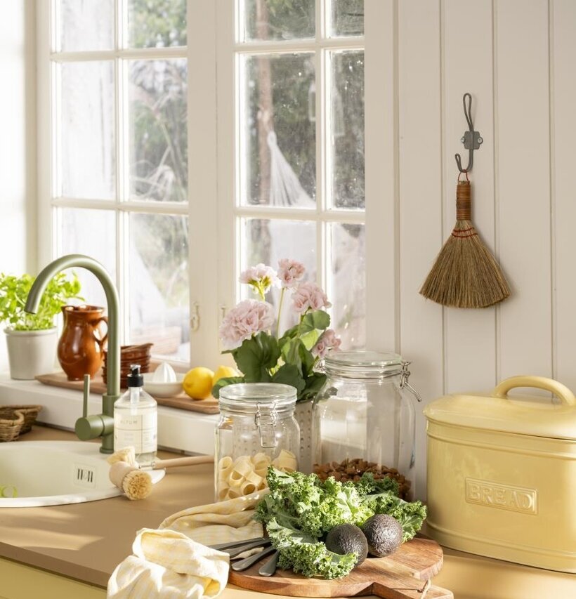 Bambukvast Liten från IB Laursen på vit pärlspontvägg