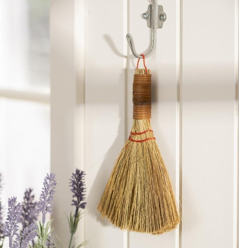 Bambukvast Liten från IB Laursen på krok med lavendelblommor