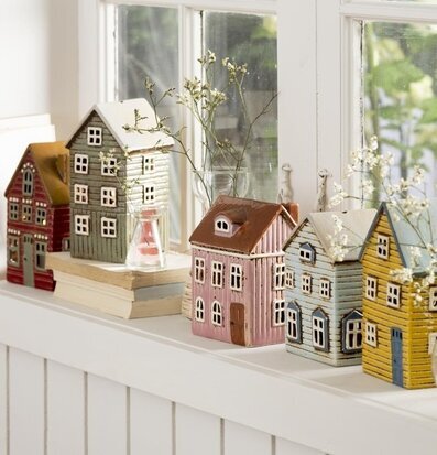 Bild av dekorativa hus och blommor på fönsterbräda