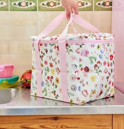 Kylväska - Floras Dream Print från Rice på köksbänk