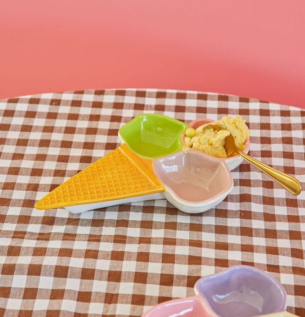 Fat Glasstrut Rosa/Grön från Rice på rutig duk med sked