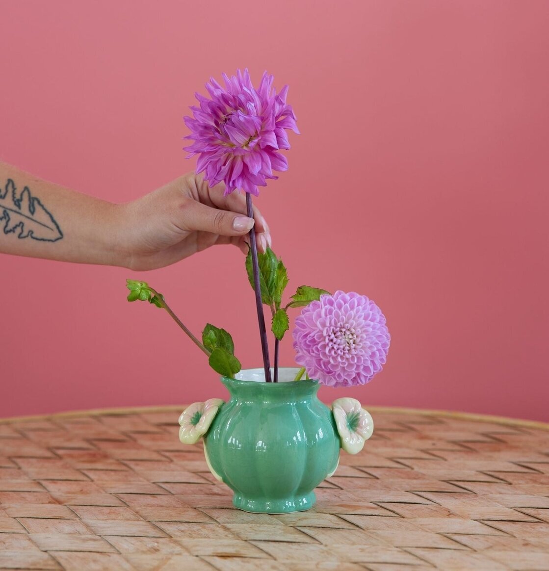 Keramikvas Fyrklöver från Rice med blommor på ett bord