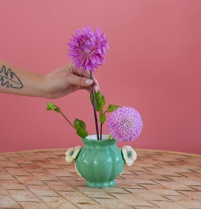 Keramikvas Fyrklöver från Rice med blommor på ett bord