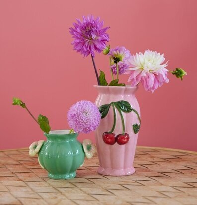 Keramikvas Fyrklöver från Rice med blommor och rosa vas