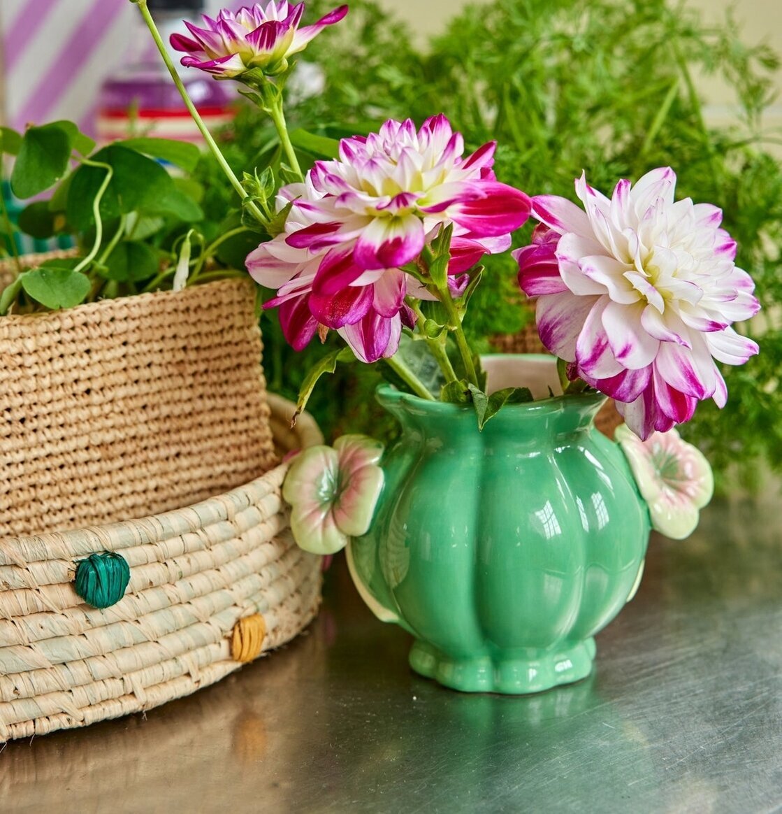 Keramikvas Fyrklöver från Rice på blankpolerat bord med växter