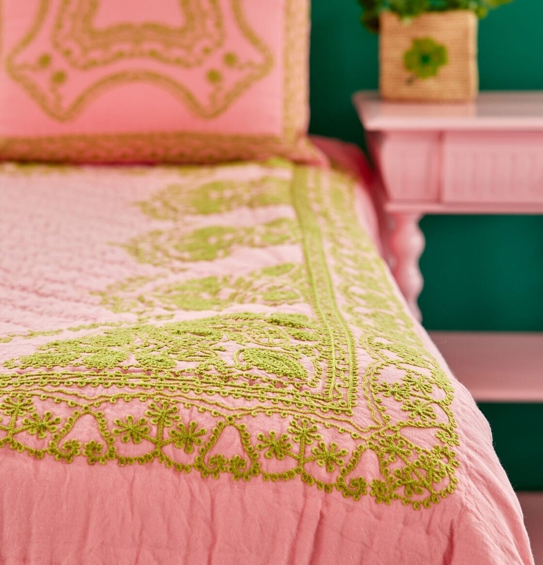 Täcke Quilt Bomull Rosa/Grön från Rice på en matchande säng