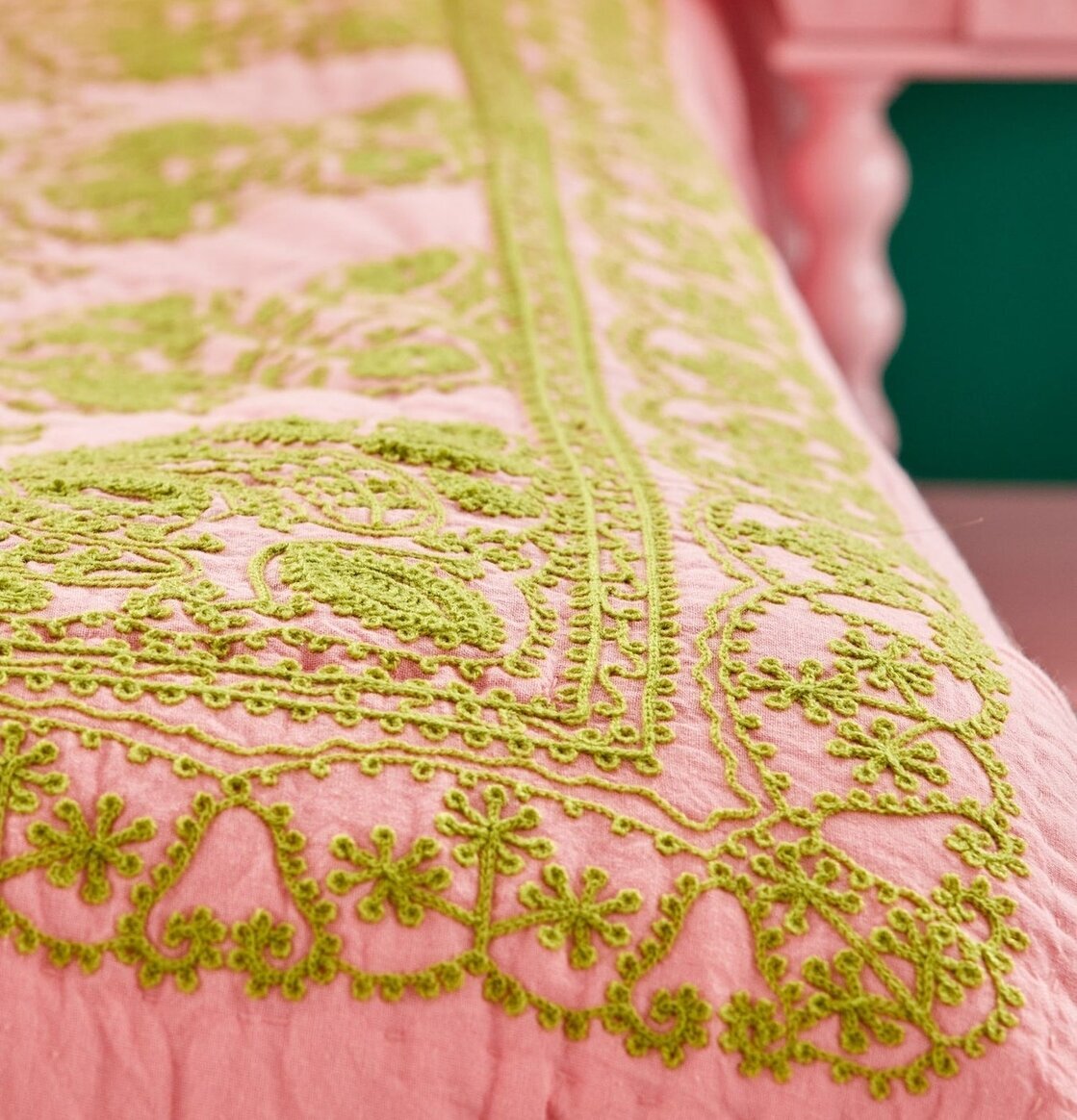 Täcke Quilt Bomull Rosa/Grön från Rice på en rosa säng