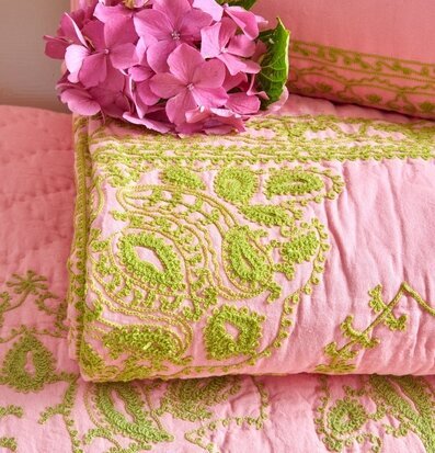 Täcke Quilt Bomull Rosa/Grön från Rice med gröna broderier